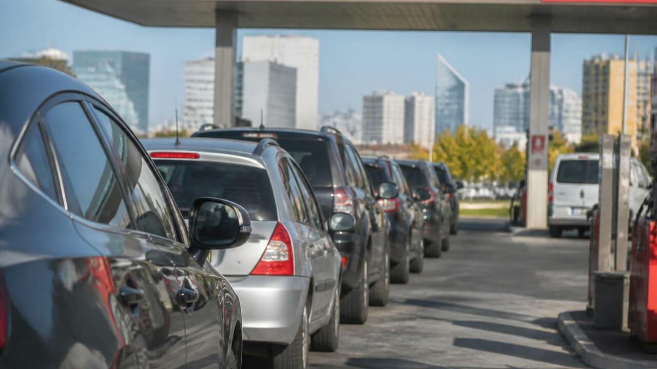 В Волгоградской области обещают решить проблему с бензином к концу недели Жители Волгоградской области стоят в очередях н...