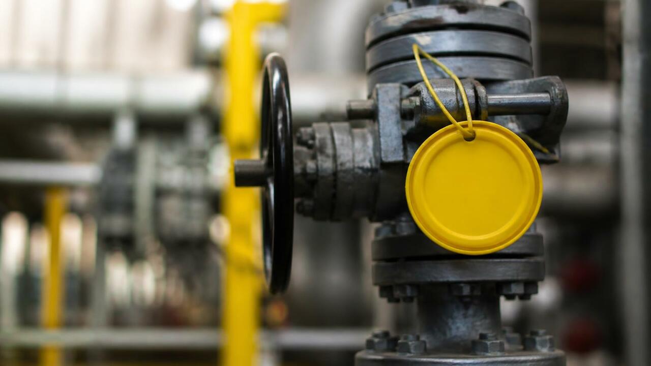 В Волжском опечатали опасные резервуары с CO2 Приставы опечатали незаконные резервуары с CO2 ...